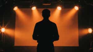 silhouette-sur-scene-avec-eclairage-orange